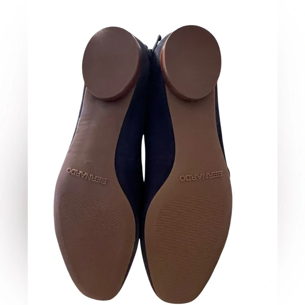 NWOB Bernardo Women’s Eloise Bow Accent Navy Flats in size 8 - Picture 9 of 10